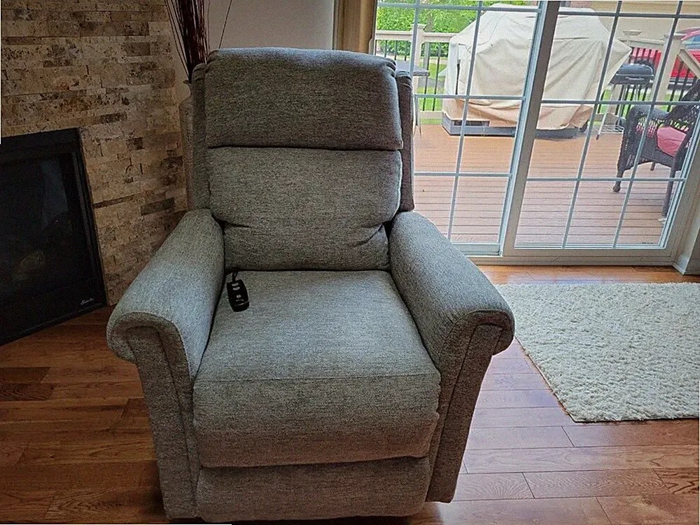 Lift Recliner Chair by Southern Motion Beige in Good Condition $450